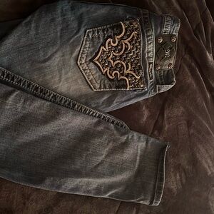 Really good shape. Low rised very cute, only selling them bc their not my style